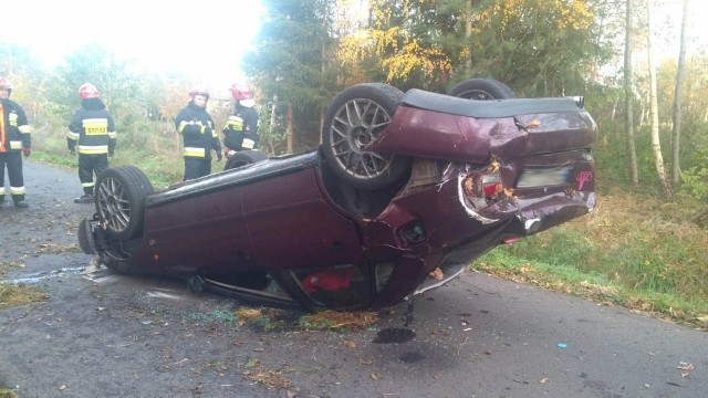 Do zdarzenia doszło w piątek, 2 listopada, koło Bolemina (gm. Deszczno). Kierujący audi, 19 letni mężczyzna, jadąc za szybko wpadł w poślizg i wyleciał z drogi. Audi dachowało na poboczu. Na miejsce przyjechała gorzowska drogówka. Okazało się, że 19-latek był pijany. Wydmuchał 0,7 promila alkoholu. Kierowca stracił prawo jazdy. Grożą mu nawet 2 lata więzienia, utrata prawa jazdy nawet na 15 lat i grzywna nie niższa niż 5 tys. zł. - Przypominamy kierowcom o ostrożności za kierownicą. Stanowczo nie wsiadajmy do auta pod wpływem alkoholu – mówi nadkom. Marek Waraksa, naczelnik gorzowskiej drogówki.Lubuscy policjanci zatrzymali groźnego Rosjanina. Jest podejrzany o znęcanie się nad Australijczykiem. WIDEO: