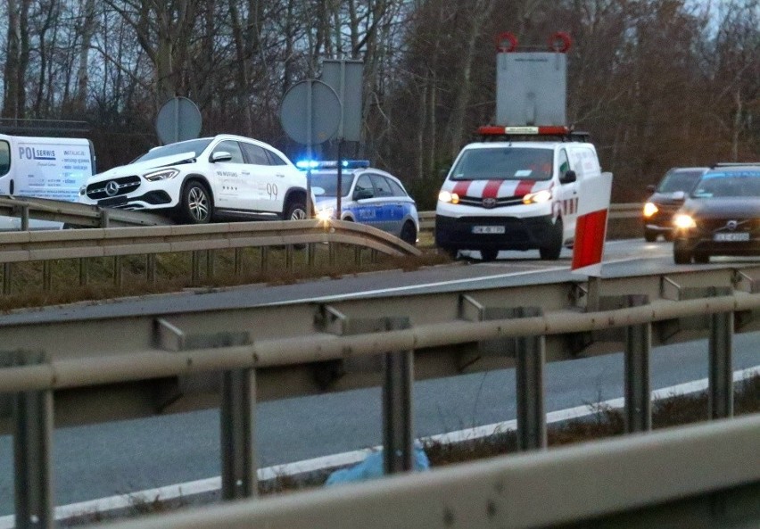 Wypadek we Wrocławiu. Mercedes zawisł na barierach. Utrudnienia przy wjeździe na AOW na węźle Północ [ZDJĘCIA]