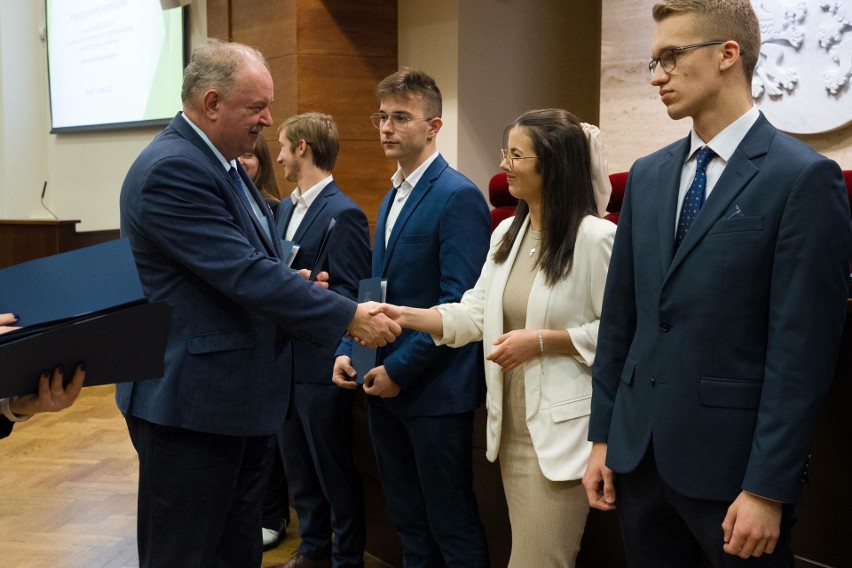 113 studentów otrzymało Stypendium Marszałka Województwa...