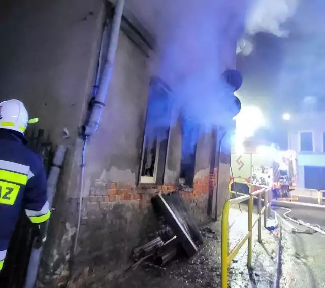 Zgłoszenie do strażaków o pożarze pustostanu w Chełmży wpłynęło 10 stycznia tuż po godzinie 21.