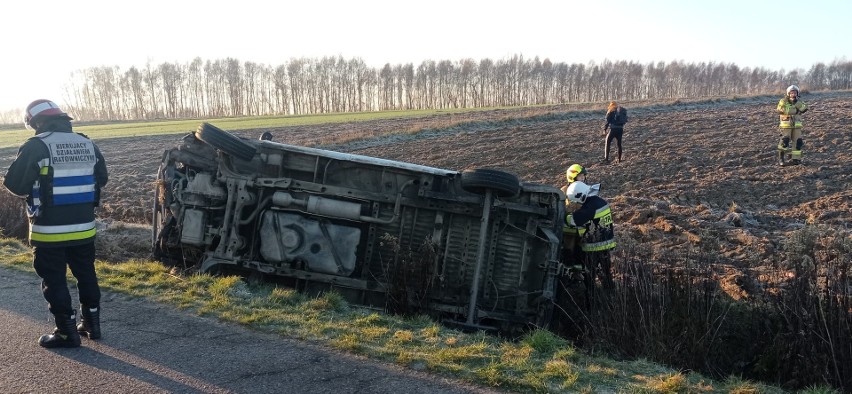 Bus zjechał z drogi do rowu, po czym przewrócił się na bok....