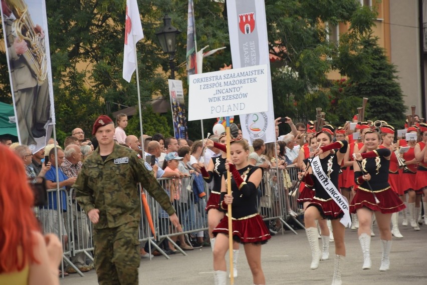 Parada i tańce instrumentalistów w Skale. Festiwal Orkiestr Wojskowych i Dętych