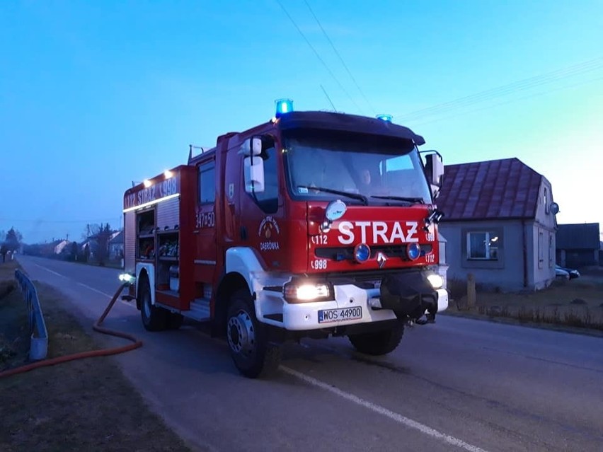 Powiat ostrołęcki. Strażacy mieli pełne ręce pracy. Groźny pożar domy w Durlasach. 1.01.2020 [ZDJĘCIA]