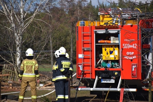 Pożar w gminie Gizałki. Strażacy zostali zadysponowani do palącego się budynku gospodarczego.