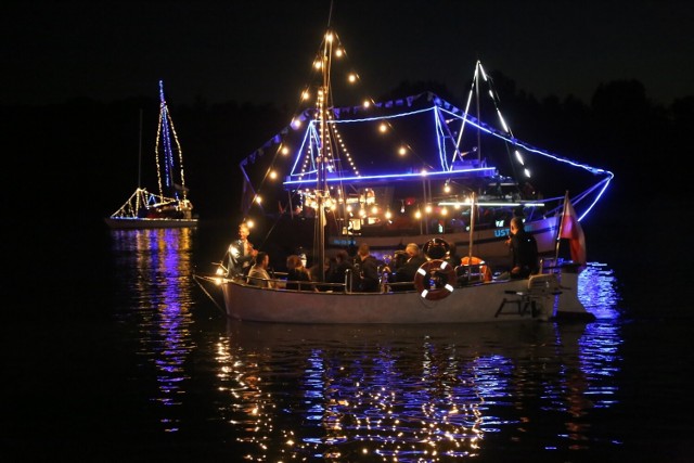 Pokaz iluminowanych łodzi znany jest mieszkańcom Wolsztyna jeszcze z lat siedemdziesiątych ubiegłego wieku, kiedy to z okazji nieistniejącego już święta 22 lipca, dziesiątki pięknie oświetlonych łodzi wypływało w szyku paradnym na wody jeziora.Przejdź dalej -->