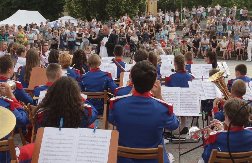 Koncert radomskiej orkiestry Grandioso na Placu Konstytucji bardzo podobał się widzom 