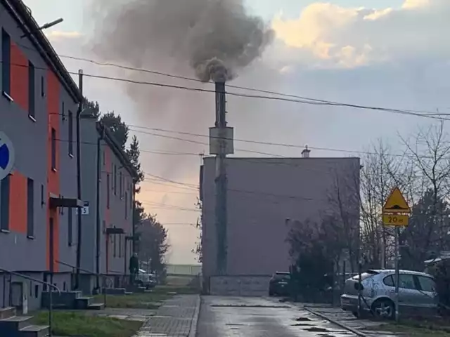 Kopcący komin kotłowni Wspólnoty Mieszkaniowej przy ulicy Głównej w Bełku (gmina Czerwionka-Leszczyny) często przypomina ten zakładu przemysłowego z minionego wieku.Zobacz kolejne zdjęcia. Przesuwaj zdjęcia w prawo - naciśnij strzałkę lub przycisk NASTĘPNE