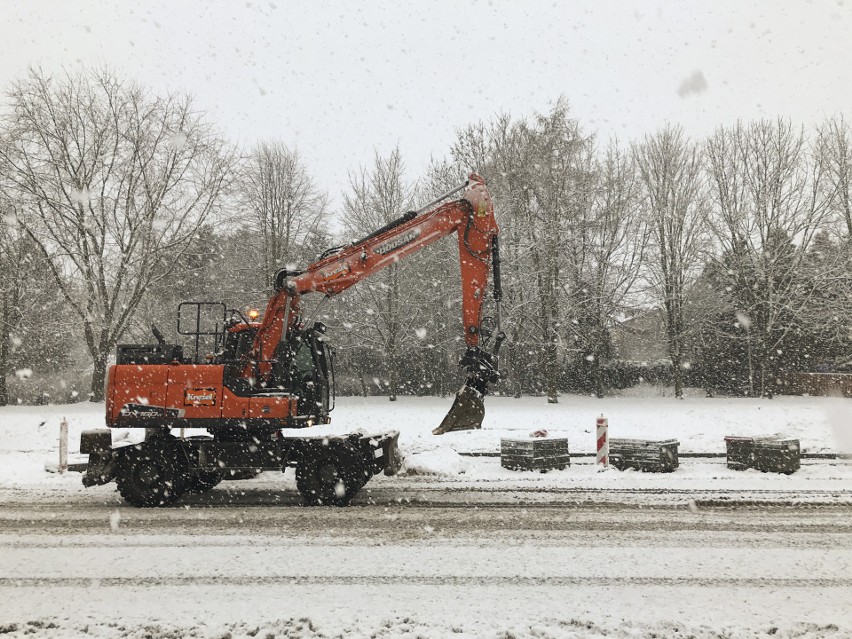 Intensywne opady śniegu w Słupsku. Trudne warunki na drogach [ZDJĘCIA]
