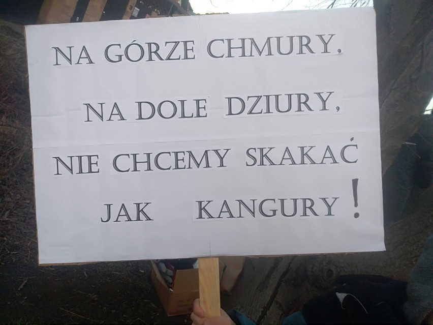 Kraków. "Chcemy bezpiecznej ulicy, a nie pustej obietnicy"! Mieszkańcy m.in ulicy Stelmachów protestowali przeciwko bierności urzędników