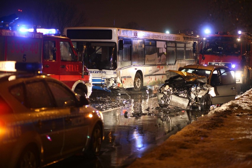 Tragiczne zderzenie z autobusem. Nie żyje kobieta (zdjęcia)