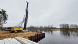 Granne. Trwa budowa ogromnego mostu w regionie. Wbiją ponad 300 pali żelbetowych