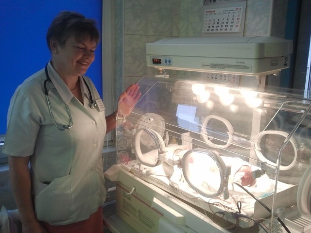 Doktor  Dorota Sysło-Żurek, ordynator oddziału neonatologii w chrzanowskim szpitalu, przy inkubatorze z  tygodniowym Dawidkiem, który urodził się prawie dwa miesiące za wcześnie