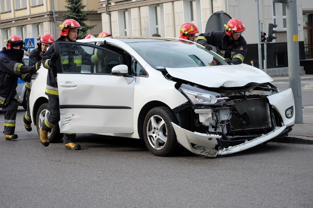 Wypadek na skrzyżowaniu ulic Skłodowskiej i Legionowej. Kierująca toyotą wjechała w lexusa