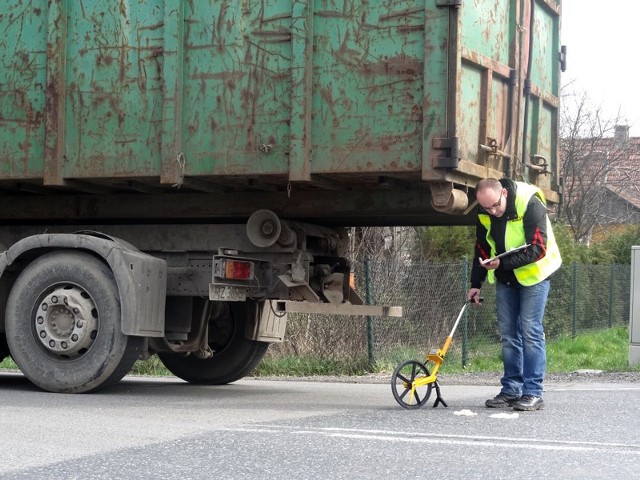 Samochód świadka znajdował się tuż za ciężarowym manem. &#8211; Staliśmy w korku, zmierzaliśmy w stronę Tarnowa. Z prawej strony, poboczem drogi, zaczął wymijać nas starszy rowerzysta. Gdy zrównał się z ciężarówką, ona ruszyła, skręcając w prawo, w kierunku autostrady. Mężczyzna wpadł pod koła. Reanimacja nic nie dała &#8211; opisuje Bespalenko.