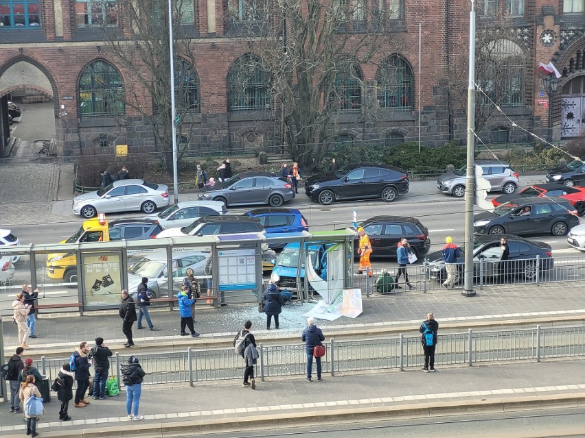 Trzy samochody osobowe zderzyły się na al. Niepodległości w Szczecinie [ZDJĘCIA]