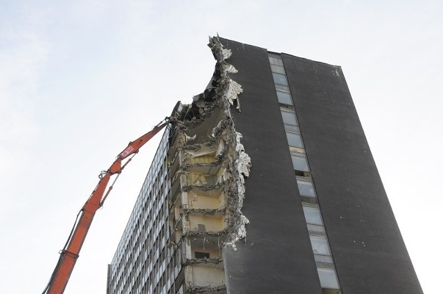 Obiekt jest cięty na kawałki z użyciem olbrzymich nożyc.