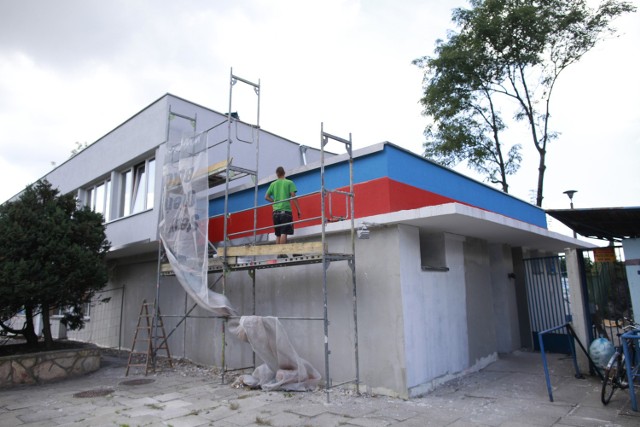 Na elewacji budynku pojawiły się klubowe barwy, a termo-modernizacja spowoduje, że spadną koszty utrzymania obiektu.