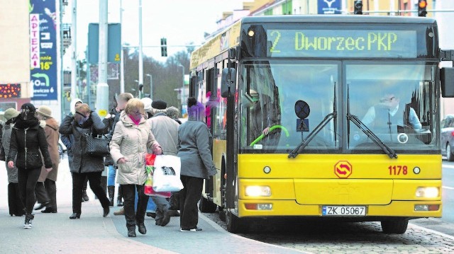 Dziś na ulicach Koszalina jeżdżą tradycyjne diesle - mowa o autobusach; kolejne będą autobusy hybrydowe, a w planach jest zakup autobusów gazowych 