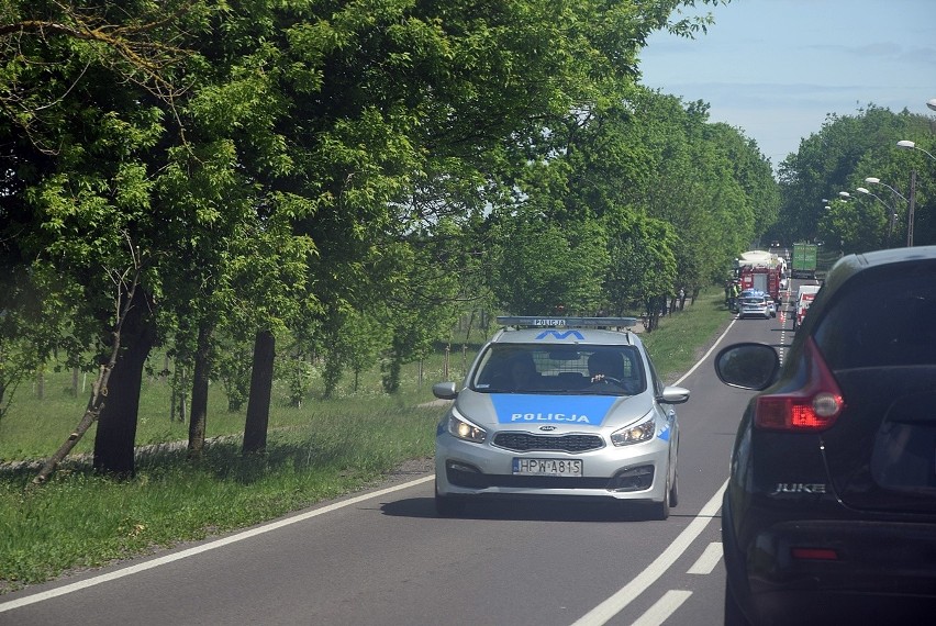 Stargard. Na ul. Gdyńskiej motocyklista z pasażerką wpadli pod TIR-a [ZDJĘCIA, WIDEO]