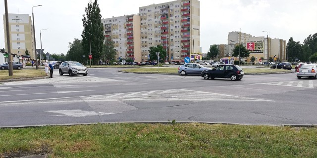 Przy skrzyżowaniu alei Niepodległości z Wojska Polskiego rozpoczyna się właśnie piknik "Bezpieczny Powiat Inowrocławski". Ma on między innymi zwrócić uwagę kierowców na zmianę organizacji ruchu w tym miejscu. Tymczasem niemal w tym samym czasie na sąsiednim skrzyżowaniu Wojska Polskiego z Piłsudskiego doszło do kolizji drogowej. Zderzyły się dwa auta osobowe: opel i hyundai.Flesz - wypadki drogowe. Jak udzielić pierwszej pomocy?