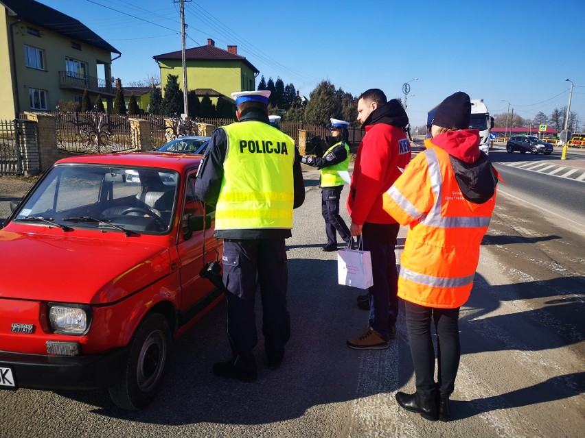 Walentynkowa akcja na trasie pod Kielcami. Namawiali do oddawania krwi. Zobacz zdjęcia