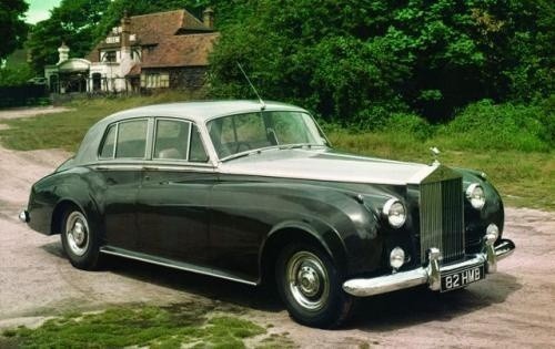 Fot. Rolls-Royce: Rolls-Royce Silver Cloud (Srebrny Obłok) ma już 50 lat. Na zdjęciu model z pierwszej serii, który wsławił się tym, że miał standardowe, a więc zunifikowane nadwozie.