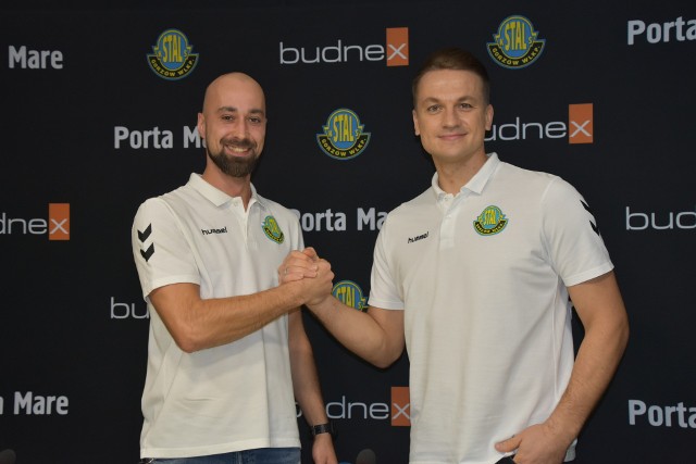 Kapitan Budnex Stali Mateusz Stupiński (z lewej) i trener Oskar Serpina wierzą w sobotnią wygraną gorzowian z Anilaną Łódź.