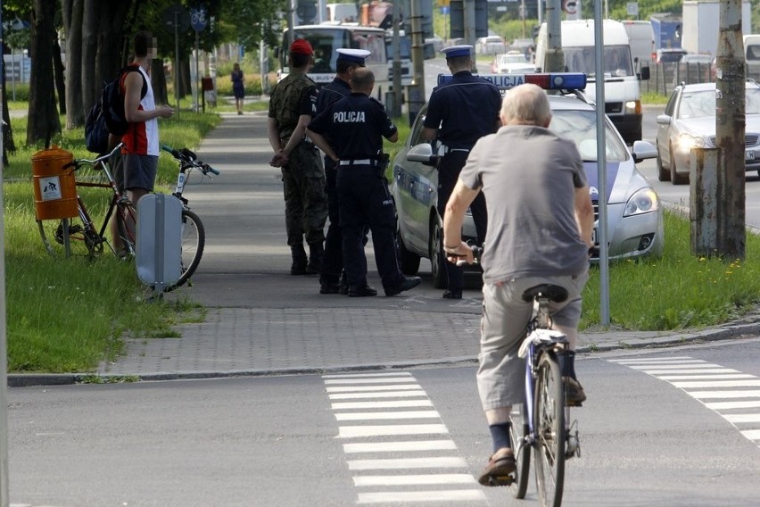 Wrocław: Radiowóz podczas pościgu zderzył się z rowerzystą (ZDJĘCIA)