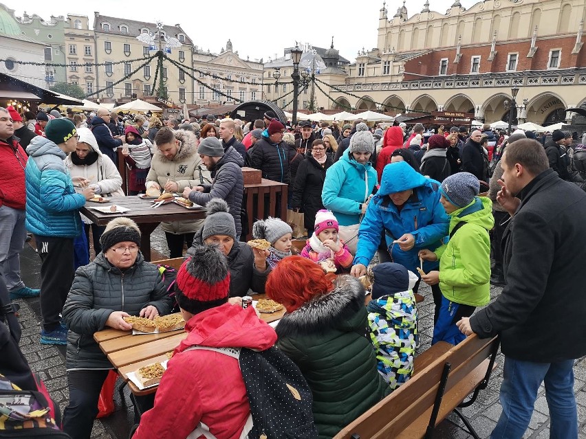 Kraków. Tłumy ludzi, odwiedziły w sobotnie popołudnie  Jarmark Bożonarodzeniowy  [ZDJĘCIA]