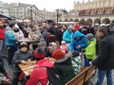 Kraków. Tłumy ludzi, odwiedziły w sobotnie popołudnie  Jarmark Bożonarodzeniowy  [ZDJĘCIA]