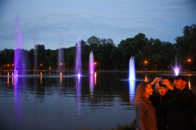 Nad Zalewem Nowohuckim można zobaczyć już pełen efekt, jaki po zmroku dają pływające fontanny z barwnym pokazem wody i świateł