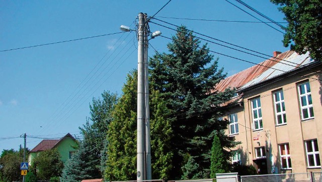 Lampa oświetlenia ulicznego koło szkoły w Mniszowie