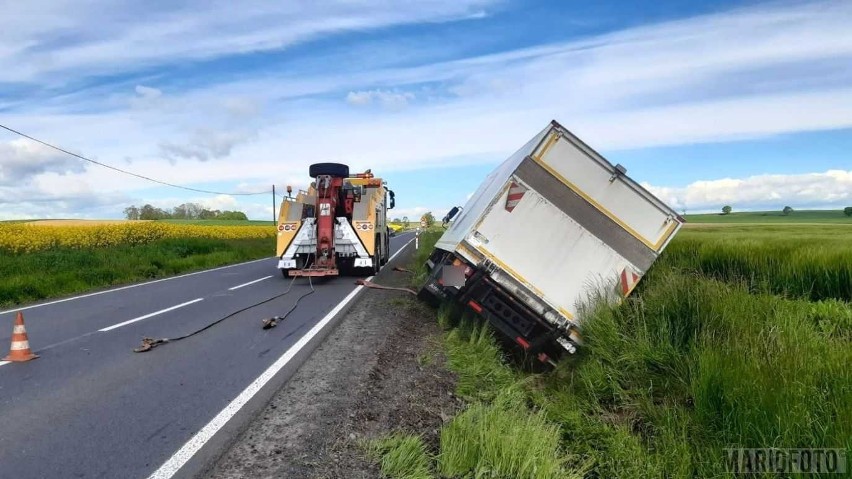 Kolizja na drodze krajowej nr 40 w miejscowości Wierzch.