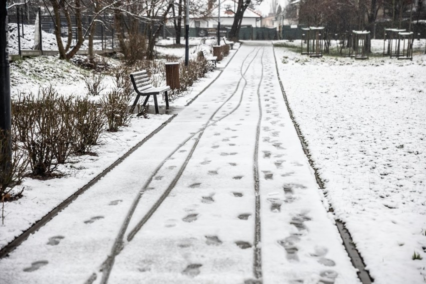 Kraków. Ale mamy piękną zimę tej wiosny. Opady śniegu, brak prądu. Jest alert RCB! Ostrzeżenie: uwaga na oblodzenie i opady!