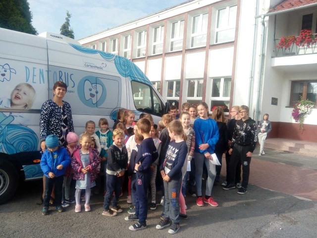 Dzieci ze szkoły podstawowej w Cukrówce mogły skorzystać z usług dentobusa i zbadać stan swojego uzębienia.