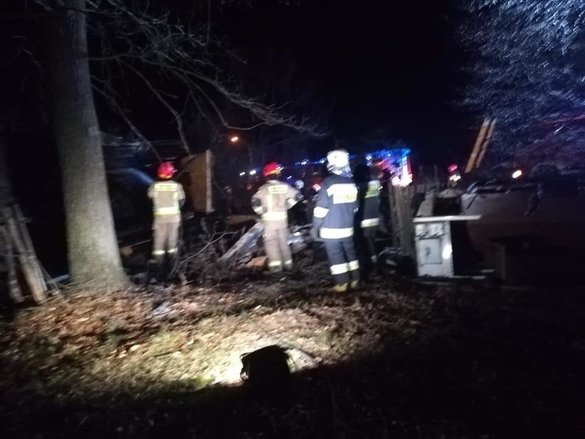 Strażacy gasili pożar drewnianego domu w gminie Szydłowiec.