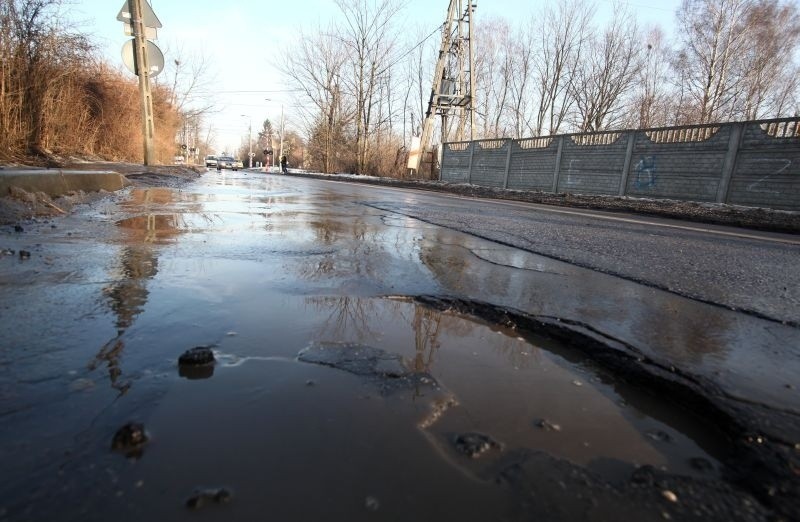 Są ulice, którymi strach jechać. Dziura na dziurze