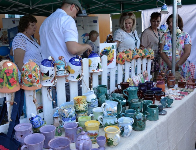 W niedzielę 11 sierpnia w Mrzygłodzie w gm. Sanok odbyła się 13. edycja Kermeszu Karpackich Smaków, imprezy, która corocznie przyciąga na zabytkowy rynek ogromne tłumy.W tym roku na scenie zaprezentowali się lokalni artyści: Orkiestra Dęta OSP w Pakoszówce, Sandra Bułczyńska z Jędruszkowiec oraz zespół muzyczno-obrzędowy Pakoszowianie. Niezwykły show muzyczny przygotowali uczestnicy Klubu Seniora w Mrzygłodzie, zaś w pokazie sztuk walki zaprezentował się odnoszący ogólnopolskie sukcesy klub UKS Karate Kyokushin Kumite z Niebieszczan. Do tańca widownię porwał zespół Ale Cantare z gminy Zamość, natomiast rockowe kawałki zagrał zespół Credo. Gwiazdą wieczoru tegorocznej edycji Kermeszu był zespół Video.Na najmłodszych uczestników imprezy czekało wiele atrakcji: pokazy garncarskie, warsztaty cyrkowe, malowanie twarzy, dmuchane place zabaw oraz liczne animacje prowadzone przez wolontariuszy Państwowej Wyższej Szkoły Zawodowej w Sanoku. Goście mogli również zasmakować regionalne potrawy przygotowane przez koła gospodyń wiejskich, zakupić wyroby rękodzielnicze, a co odważniejsi skorzystać z symulatora zderzeń i dachowania.