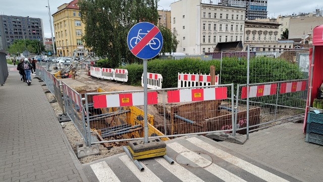 Rozkopany odcinek nowej drogi rowerowej od przejścia podziemnego przy pl. Jana Pawła II do ul. Sokolniczej.