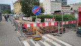 Rozbiórka nowej drogi rowerowej przy pl. Jana Pawła II we Wrocławiu. Powstała w ramach WBO [ZDJĘCIA]