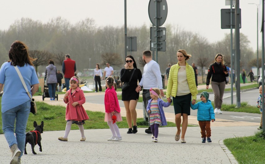 Gorący poniedziałek w Tarnobrzegu. Mieszkańcy i turyści aktywnie spędzali Wielkanoc nad Jeziorem Tarnobrzeskim. Zdjęcia z 1 kwietnia