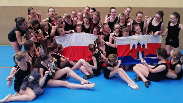 Zespoły Brax V i Brax VI reprezentowały Bydgoszcz na Polsko-Niemieckim Festiwalu Tańca w Żarach, który odbywał się w ostatnią sobotę już po raz dziewiąty. Czterdziestoosobowa reprezentacja BRAX-u z bydgoskiego Pałacu Młodzieży wystąpiła wśród 1500 uczestników i 112 konkursowych prezentacji zespołów z całej Polski i Niemiec. Oba zespoły - Brax V i Brax VI - prowadzi Beata Rewolińska, autorka konkursowych choreografii, które przyniosły tancerkom zwycięstwo. Występy bydgoszczanek zachwyciły jurorów. Choreografię „Kilka minut do … szczęścia” Braxu V nagrodzili oni owacją na stojąco. Każda z grup zajęła pierwsze miejsce w swojej kategorii wiekowej. Tancerki zdobyły również najwyższą nagrodę - Grand Prix festiwalu. - Dziewczęta są utalentowane, bardzo pracowite, pełne pokory i szacunku do trudnej sztuki tanecznej - mówi Beata Rewolińska. - Wykonywane przez nie choreografie są przepełnione emocjami, jakie daje taniec współczesny. Zespół Tańca Współczesnego BRAX posiada tytuł Bydgoskiej Kulturalnej Marki Oświatowej przyznanej przez Prezydenta Miasta.