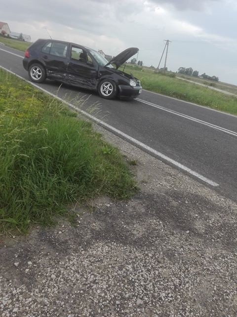 Zderzenie dwóch aut w gminie Nowy Korczyn. Policjant dostał... mandat (ZDJĘCIA)