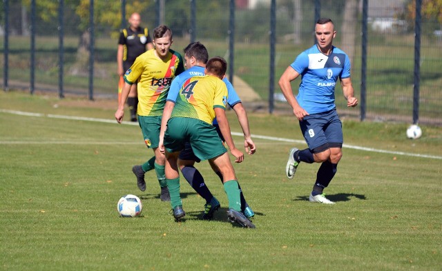 Tempo Cmolas (na niebiesko) słabo rozpoczęło mecz z rezerwami Sokoła, ale ostatecznie cieszyło się ze zdobycia cennych trzech punktów.