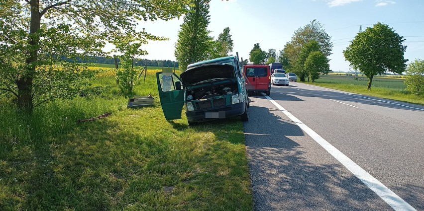 Kolizja na drodze krajowej nr 6 niedaleko Mianowic. Kierowca volkswagena uderzył w ciężarówkę (ZDJĘCIA) 
