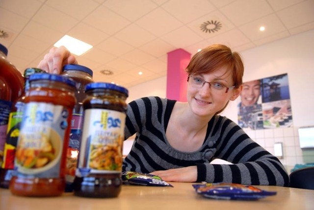 Anna Musiał z fabryki brytyjskiego koncernu AB Foods prezentuje specjały kuchni orientalnej, które powstają w Nowej Soli. To pierwsza i jak dotąd jedyna fabryka tej firmy w Polsce.
