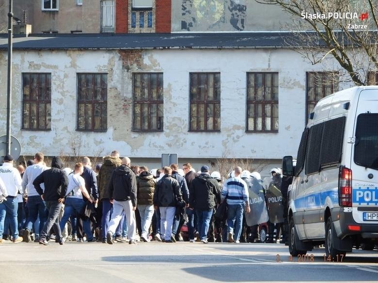 Kibic Legii Warszawa w Zabrzu w asyście policji