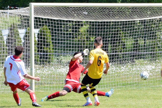 Mikołaj Kukiełka (nr 7) strzela wyrównującego gola dla Soły Oświęcim na 1:1. Ostatecznie oświęcimianie pokonali na własnym boisku Bochnię 3:2.