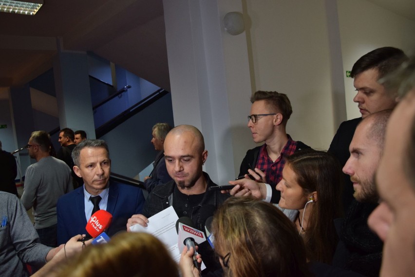 Z dziennikarzami przed salą sesyjną urzędu marszałkowskiego...