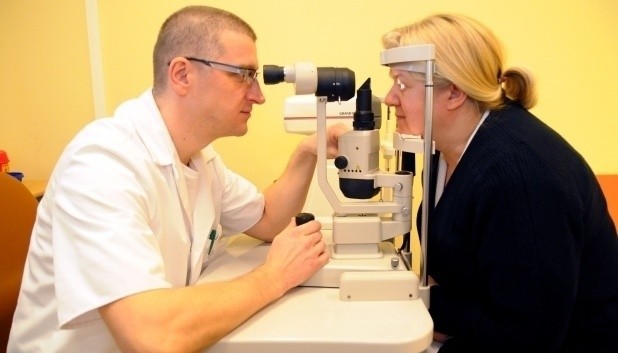 - Konieczne jest badanie soczewki oka przed operacją...